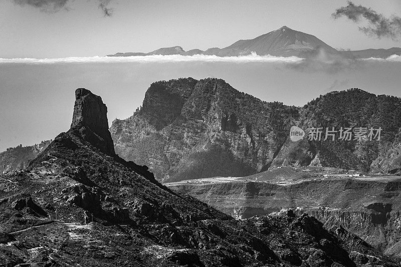 大加那利岛的Roque Bentayga和特内里费岛的Pico de Teide